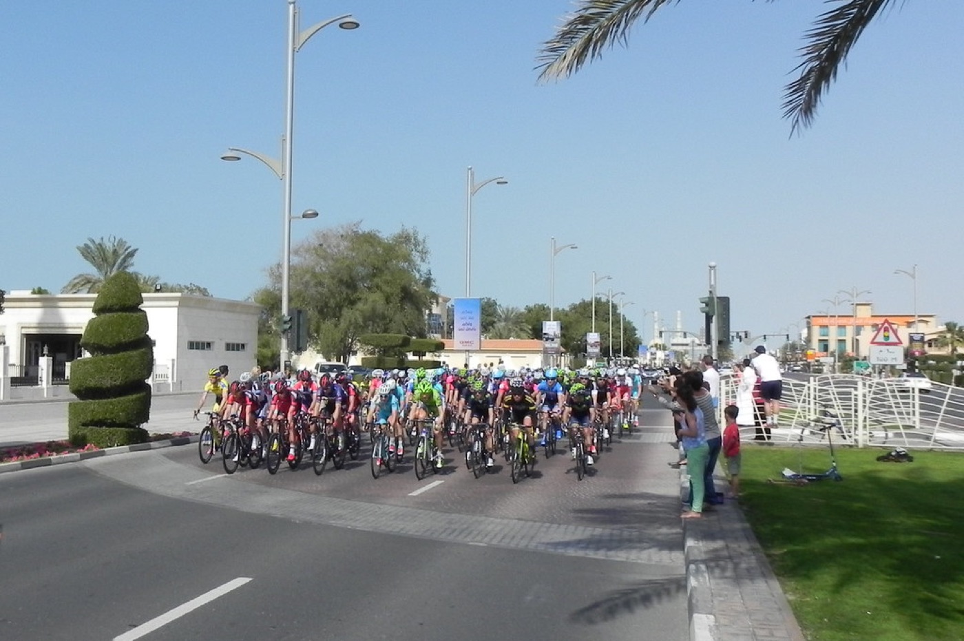 Dubai Tour peloton on the Jumeirah road